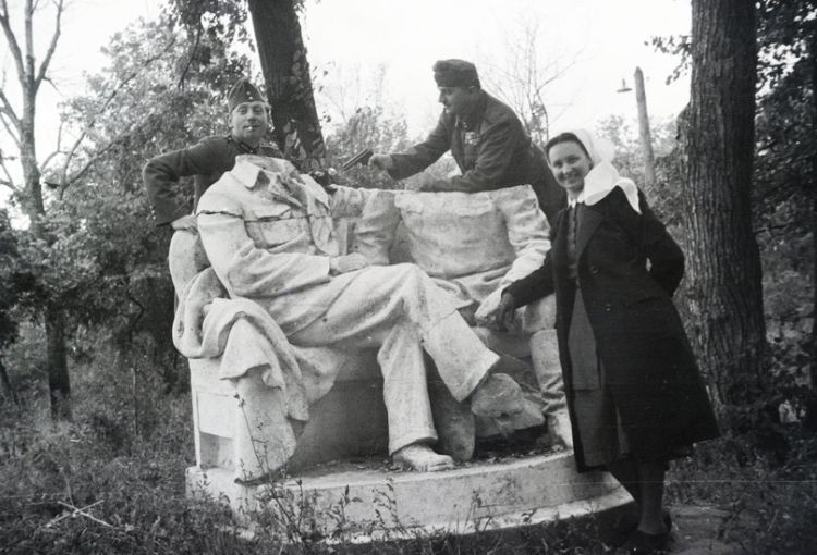 Находим фотографии Гомеля времен оккупации: тотальные разрушения и нацистская символика на клумбах в парке