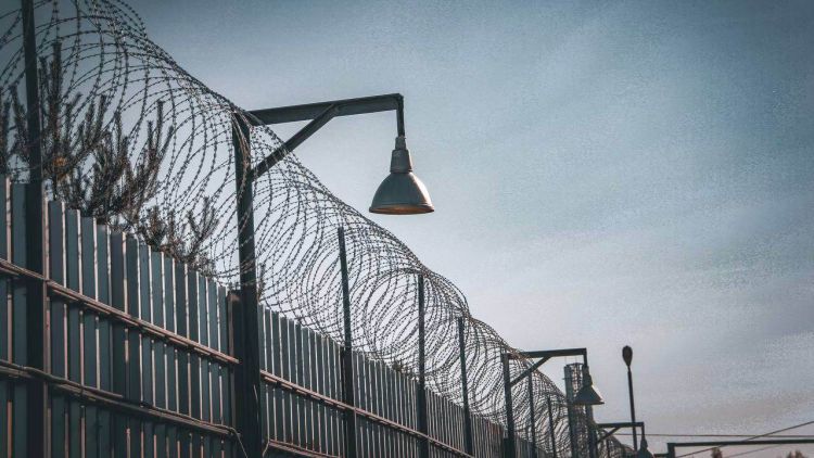 В Смоленске вынесли приговор гражданину Беларуси за побег из тюрьмы. Свою особую примету – татуировку на веках – беглец скрыл темными очками, но его все равно опознали