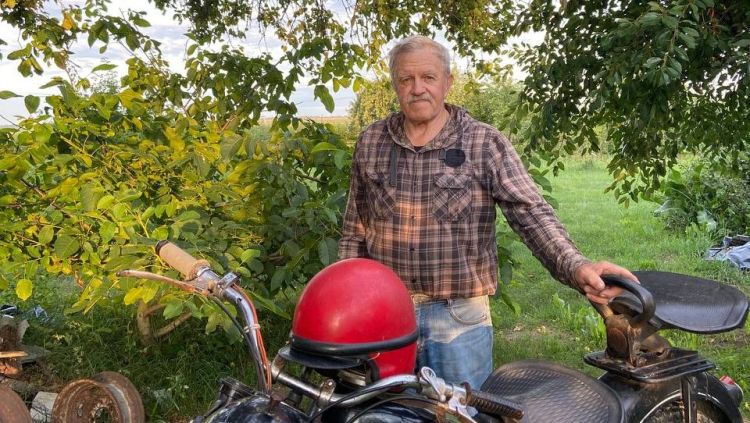 «Пока я кручу железо – я живу». 71-летний гомельчанин восстанавливает старые мотоциклы и сам собирает тракторы