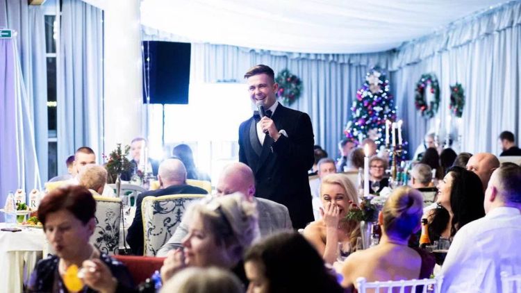 «Женщина бросилась обнимать и целовать Деда Мороза – это очень не понравилось ее мужу». Ведущий праздников – о том, как отдыхают в Гомеле и других городах, сложно ли расшевелить грустных гостей и о курьезах на корпоративах