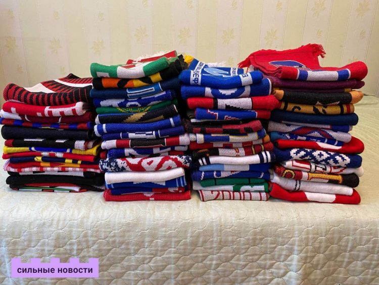 «Коллекция не продается»! Гомельчанин уже более 20 лет собирает шарфы футбольных и хоккейных клубов и утверждает, что его коллекция уникальная