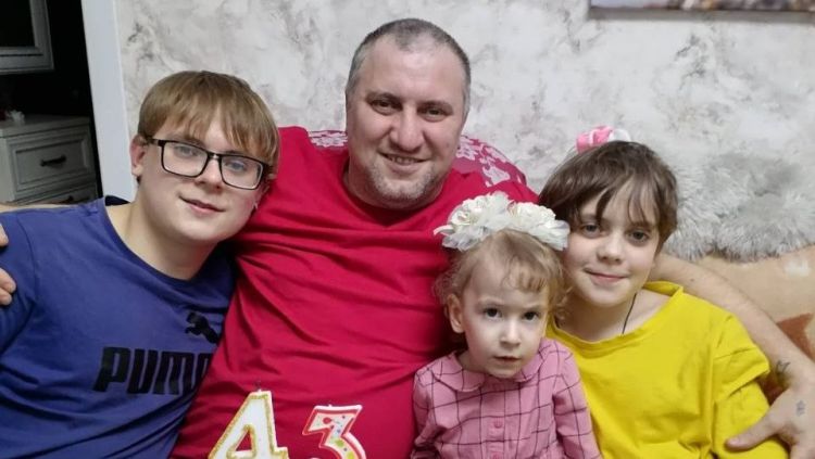«Мужчины «с прицепом» никому не нужны». Отец-одиночка из Полоцка сам воспитывает трехлетнюю дочку после смерти жены от рака