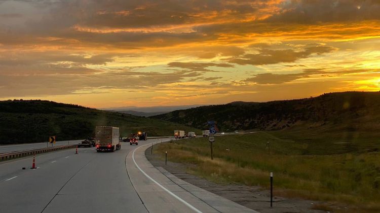 «Если хочешь жить – проваливай отсюда!». Как изменилась профессия дальнобойщик за 30 лет – от криминальных 90-х до века современных технологий