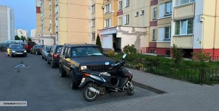 Платные парковки свободны, но во дворах возле них не протолкнуться от машин. На одном гомельском примере разбираемся в ситуации