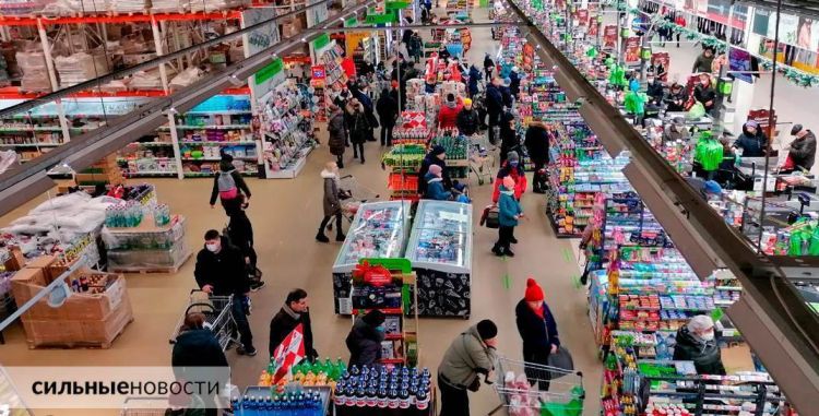 11 дней на дешевой лапше или полноценный обед в кафе. Узнали, сколько еды можно купить за деньги, которые белорусы тратят в среднем на один поход в магазин