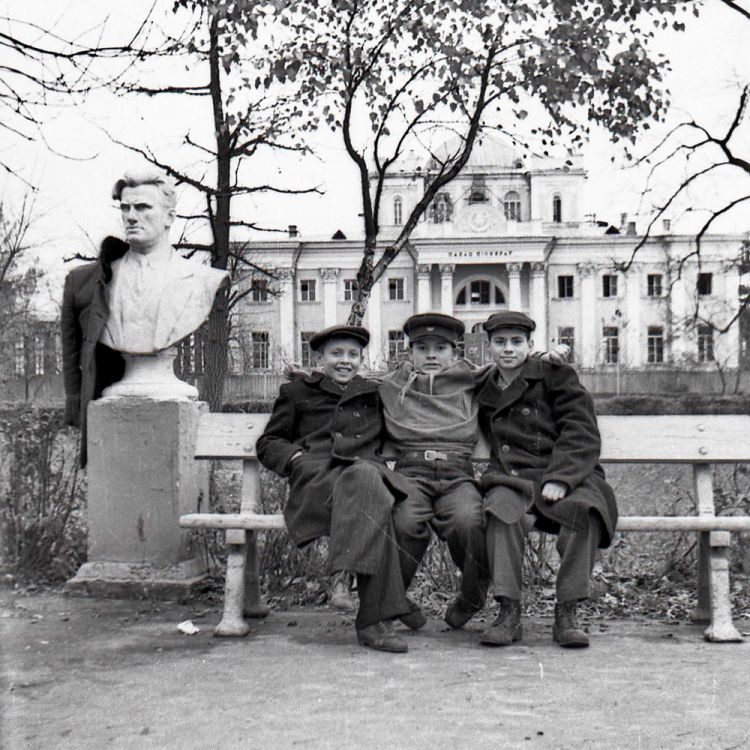 Избушка на курьих ножках, фонтан с дельфинами и немецкое кладбище. Экскурсия по гомельскому парку образца 50-х годов