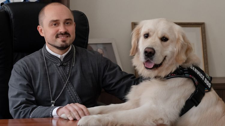 «Гектор – эмпатичный пес». Православный священник из Минска и его собака прошли обучение канистерапии и теперь помогают особенным детям