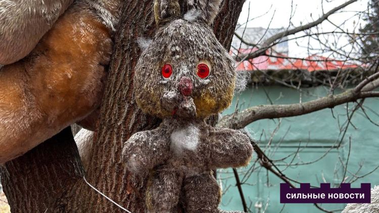 В Гомельских дворах жильцы украшают территорию старыми игрушками и создают целые коллекции необычных дворовых композиций