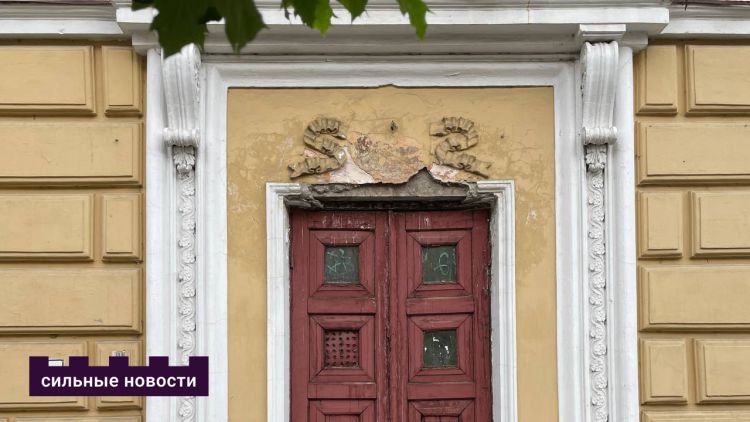 «Моцныя Навіны» сабралі падборку самых атмасферных драўляных дзвярэй Гомеля – дзелімся гідам з адрасамі