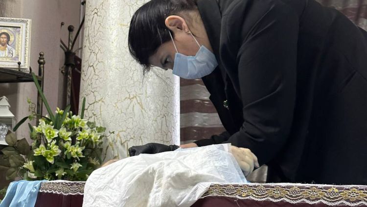 «К смерти относишься так же уважительно, как к возможности жить». Танатопрактик – о макияже для усопших, запахах, сложных похоронах и радости в моменте