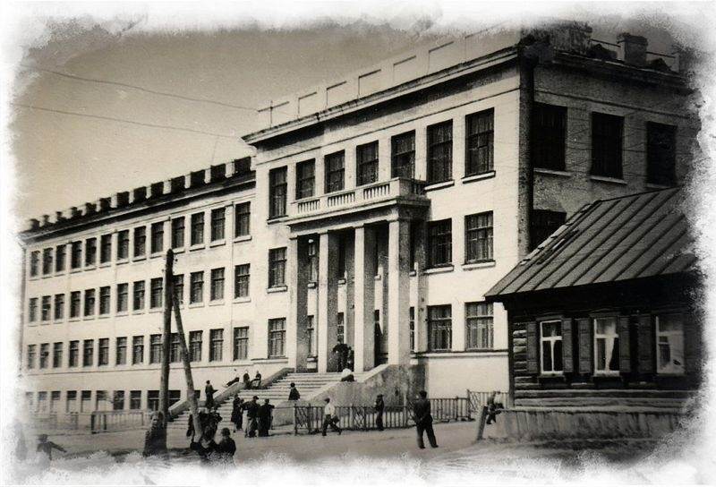 Здание школы в советское время